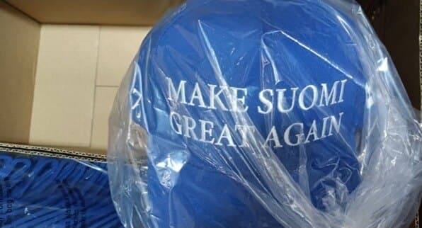 Sininen lippis pakattuna muovipussiin, brodeerattu MAKE SUOMI GREAT AGAIN