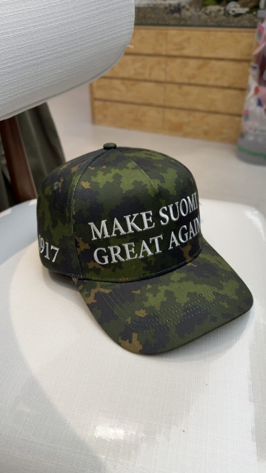 Maasto M05 MSGA-lippis edestä, brodeerattu MAKE SUOMI GREAT AGAIN ja sivussa vuosiluku 1917